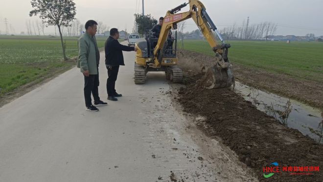 县公路事务中心精修细养提质效 路肩路树换